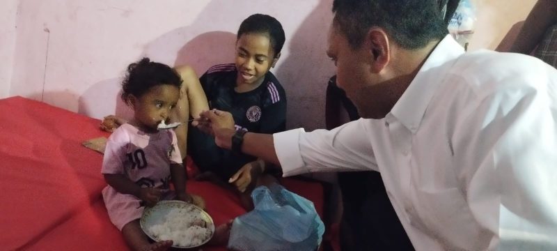 Simon Petrus Kamlasi dalam sebuah kunjungannya ke Kamp Pengungsian di Lewotobi, Kabupaten Flores Timur beberapa tahun yang silam. 