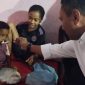 Simon Petrus Kamlasi dalam sebuah kunjungannya ke Kamp Pengungsian di Lewotobi, Kabupaten Flores Timur beberapa tahun yang silam. 