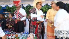  Kepala UPTD Tekkomdik Disdikbud NTT, Martina Hartini Bere ketika berdiskusi dengan Gubernur NTT, Emanuel Melkiades Laka Lena dan Ketua DPRD NTT, Emi Nomleni. Terlihat Wakil Gubernur NTT serius menyimak isi buku Peta Satuan Pendidikan NTT
