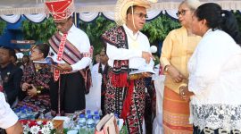  Kepala UPTD Tekkomdik Disdikbud NTT, Martina Hartini Bere ketika berdiskusi dengan Gubernur NTT, Emanuel Melkiades Laka Lena dan Ketua DPRD NTT, Emi Nomleni. Terlihat Wakil Gubernur NTT serius menyimak isi buku Peta Satuan Pendidikan NTT
