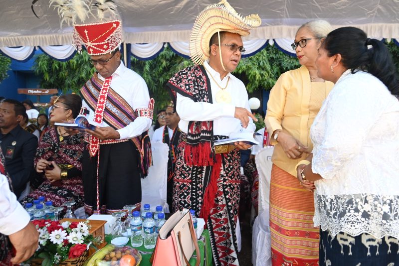  Kepala UPTD Tekkomdik Disdikbud NTT, Martina Hartini Bere ketika berdiskusi dengan Gubernur NTT, Emanuel Melkiades Laka Lena dan Ketua DPRD NTT, Emi Nomleni. Terlihat Wakil Gubernur NTT serius menyimak isi buku Peta Satuan Pendidikan NTT