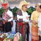  Kepala UPTD Tekkomdik Disdikbud NTT, Martina Hartini Bere ketika berdiskusi dengan Gubernur NTT, Emanuel Melkiades Laka Lena dan Ketua DPRD NTT, Emi Nomleni. Terlihat Wakil Gubernur NTT serius menyimak isi buku Peta Satuan Pendidikan NTT