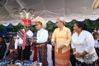 Gubernur dan Wakil Gubernur NTT, Emanuel Melkiades Laka Lena - Johni Asadoma  dan Ketua DPRD NTT, Emilia Nomleni ketika menyimak buku Peta Satuan Pendidikan, Guru, dan Tenaga Kependidikan. 