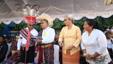 Gubernur dan Wakil Gubernur NTT, Emanuel Melkiades Laka Lena - Johni Asadoma  dan Ketua DPRD NTT, Emilia Nomleni ketika menyimak buku Peta Satuan Pendidikan, Guru, dan Tenaga Kependidikan. 
