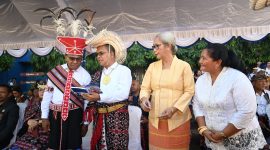Gubernur dan Wakil Gubernur NTT, Emanuel Melkiades Laka Lena - Johni Asadoma  dan Ketua DPRD NTT, Emilia Nomleni ketika menyimak buku Peta Satuan Pendidikan, Guru, dan Tenaga Kependidikan. 