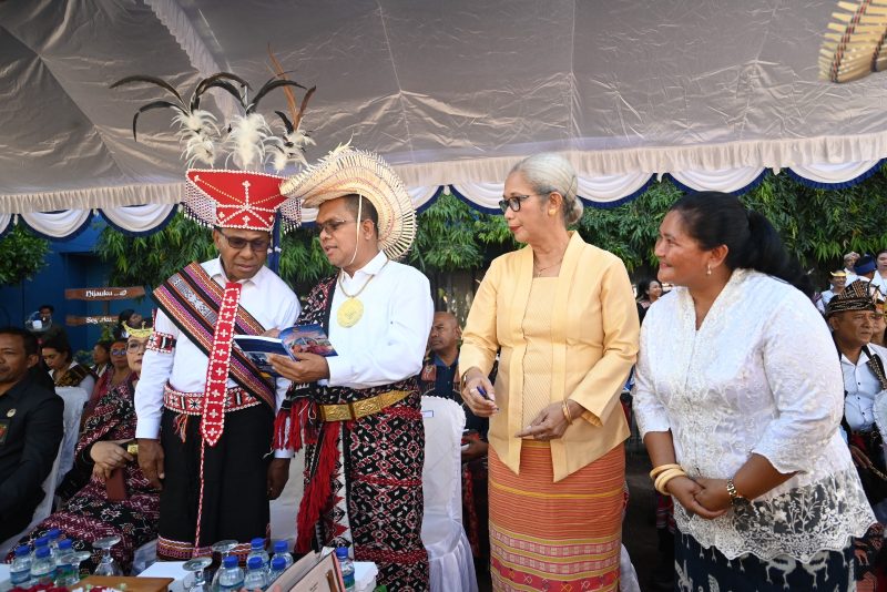 Gubernur dan Wakil Gubernur NTT, Emanuel Melkiades Laka Lena - Johni Asadoma  dan Ketua DPRD NTT, Emilia Nomleni ketika menyimak buku Peta Satuan Pendidikan, Guru, dan Tenaga Kependidikan. 