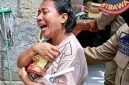Sambil menangis, korban penggusuran di Jalan Irian Jaya, Else de Hoog keluar dari rumahnya dengan memeluk erat patung Bunda Maria/Foto : RakyatFlores.com