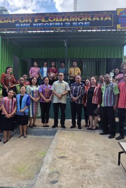 Gubernur NTT dan Bupati TTS Makan Siang di Dapur Flobamorata SMKN 2 Soe