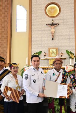 Puluhan Pasangan Ikut Nikah Massal, Wali Kota Kupang Tegaskan Keluarga Fondasi Pembangunan Kota