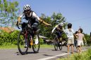 Ultra cyclist sejenak terhibur oleh keramahan anak-anak di tengah upaya taklukkan tanjakan terjal di pulau Flores.