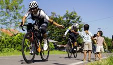 Ultra cyclist sejenak terhibur oleh keramahan anak-anak di tengah upaya taklukkan tanjakan terjal di pulau Flores.