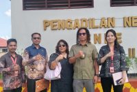 Pengacara bersama penggugat (Martinus Goa Rega, S.H, Oktofianus Taka, S.H., Margareta Doa, Cosmas Jo Oko, S.H., Anjelina Wora Roi Wani, S.H.). Foto : Yakobus Madya Sui