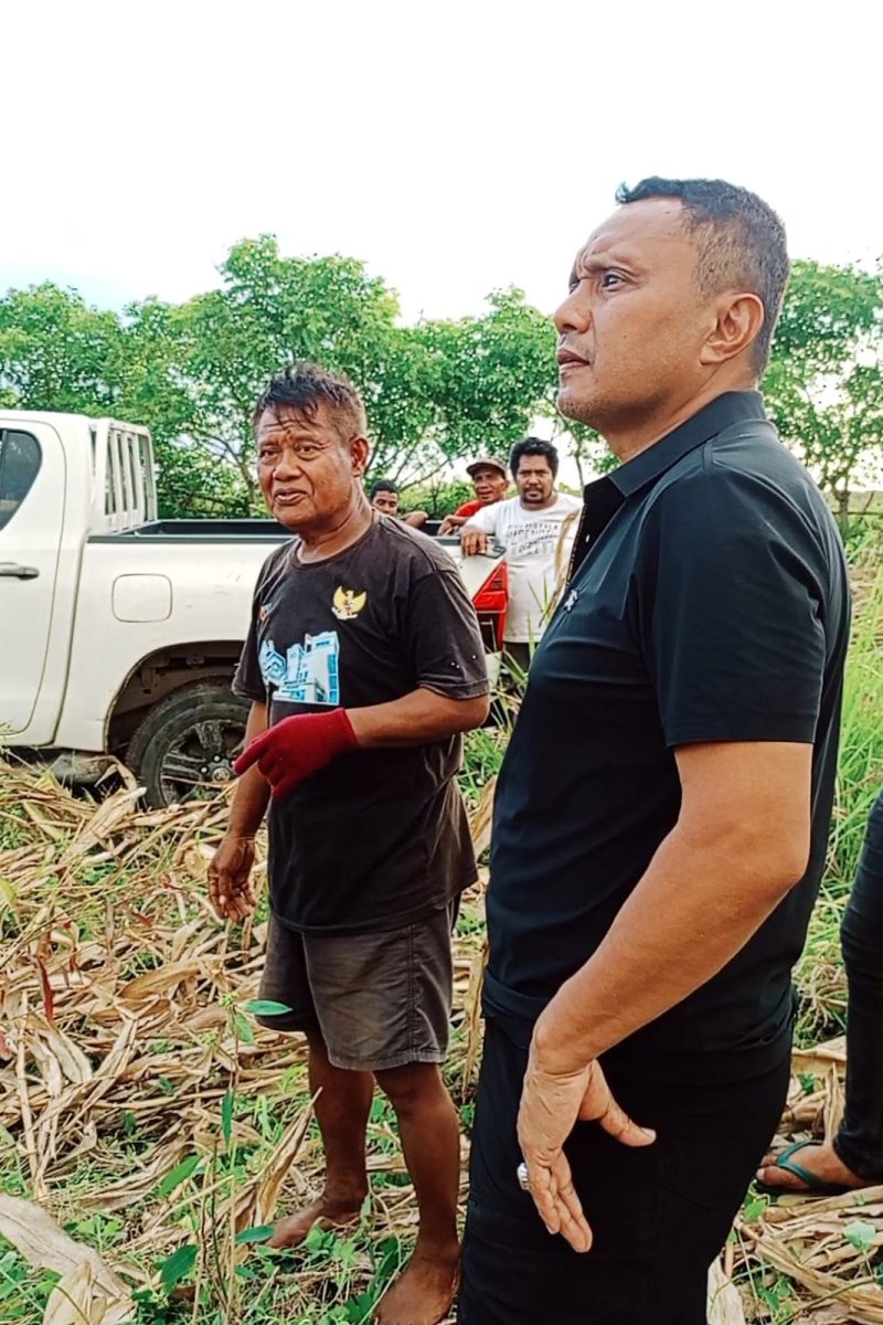 Simon Petrus Kamlasi (SPK) ketika bertemu eks Bupati Sumba Barat Daya (SBD), dr Kornelis Kodi Mete belum lama ini di Kodi, SBD