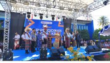Gubernur dan Wakil Gubernur NTT, Emanuel Melkiades Laka Lena - Johni Asadoma meluncurkan Peraturan Gubernur (Pergub) Meja Belajar, Melki Johni Ajak Belajar. Peluncuran Pergub ini dilakukan pada momentum Perayaan Hari Pendidikan Nasional (Hardiknas) , Sabtu, 02/05/2026 yang berlangsung di alun-alun Dinas Pendidikan dan Kebudayaan NTT. 
