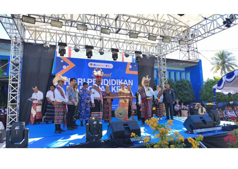 Gubernur dan Wakil Gubernur NTT, Emanuel Melkiades Laka Lena - Johni Asadoma meluncurkan Peraturan Gubernur (Pergub) Meja Belajar, Melki Johni Ajak Belajar. Peluncuran Pergub ini dilakukan pada momentum Perayaan Hari Pendidikan Nasional (Hardiknas) , Sabtu, 02/05/2026 yang berlangsung di alun-alun Dinas Pendidikan dan Kebudayaan NTT. 