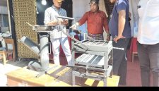 Guru Teknik Pengelasan SMKN 1 Maumere, Frits Ray ketika melakukan menjelaskan kepada sejumlah wartawan tentang kompor roket non Bahan Bakar Minyak 