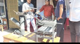Guru Teknik Pengelasan SMKN 1 Maumere, Frits Ray ketika melakukan menjelaskan kepada sejumlah wartawan tentang kompor roket non Bahan Bakar Minyak 