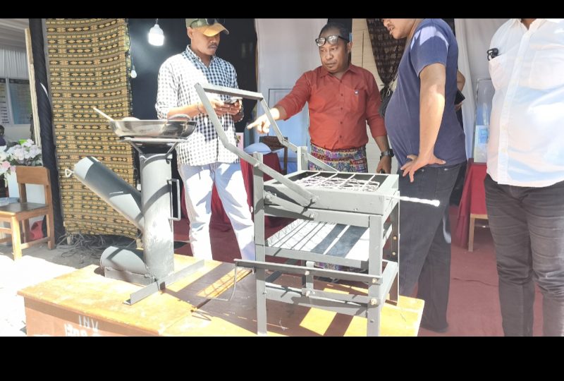 Guru Teknik Pengelasan SMKN 1 Maumere, Frits Ray ketika melakukan menjelaskan kepada sejumlah wartawan tentang kompor roket non Bahan Bakar Minyak 