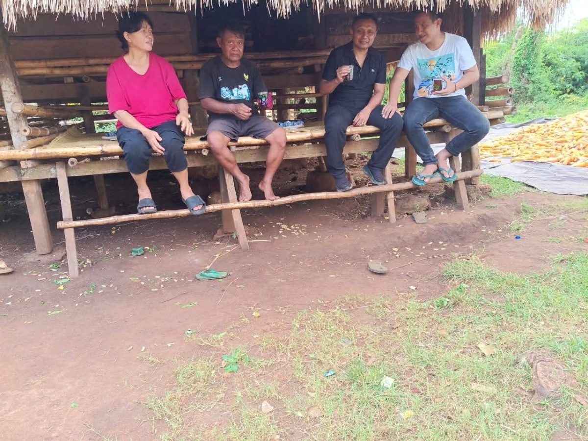 Simon Petrus Kamlasi ketika berbincang bersama dr. Kornelis Kodi Mete dan keluarga di Kodi, Sumba Barat Daya 