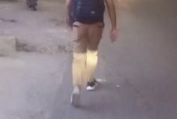 Kepala Dinas Pendidikan dan Kebudayaan NTT, Ambrosius Kodo ketika berjalan kaki pulang rumah selepas pulang berkantor. Foto: tangkapan layar