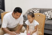 Salah satu ASN lingkup Dinas Pendidikan dan Kebudayaan NTT sedang mendampingi anaknya belajar dirumah. Foto : Repro