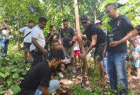 Ketua PA GMNI NTT, Yoseph Dasi Djawa ketika memimpin penanaman pohon kawasan Mata Air Oelneneno, RW 003, Kelurahan Bello, Kecamatan Maulafa, Kota Kupang, Sabtu 4/7/2026.