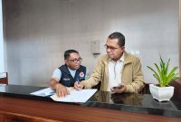 Gubernur NTT, Emanuel Melkiades Laka Lena menandatangani Surat Keputusan tentang Penetapan Status Tanggap Darurat Bencana Gempa Bumi di Provinsi NTT, didampingi jajaran BPBD NTT, sebagai langkah cepat pemerintah dalam mempercepat penanganan dan bantuan bagi masyarakat terdampak gempa Flores. Foto : ho/Ambrosius Kodo