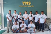 Founder Yayasan Yusinta Ningsih Sejahtera (YNS), Yusinta Nenobahan Syarief foto bersama dengan para relawan sebelum berangkat ke Ende