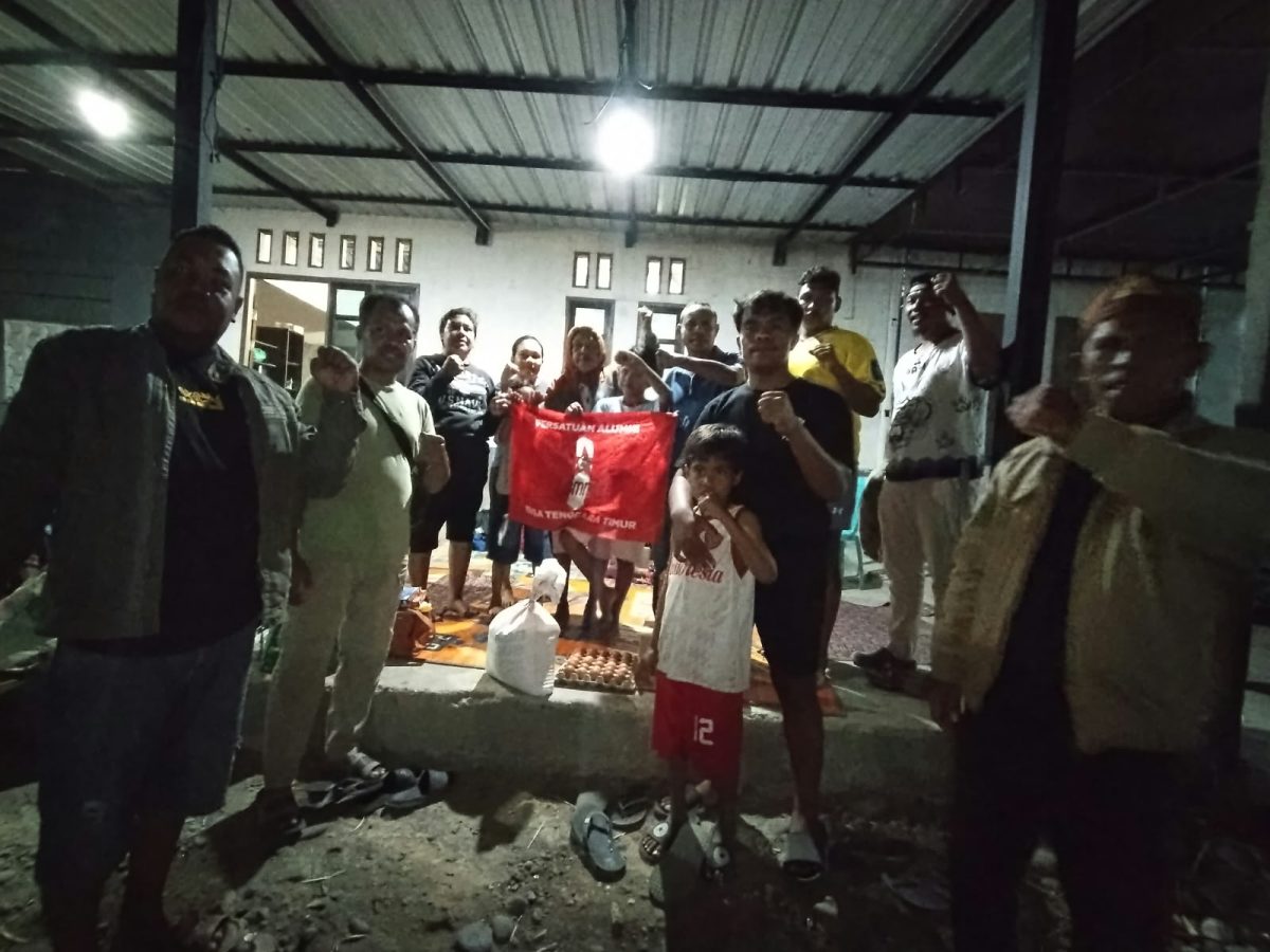 Bantuan untuk korban gempa Flores terus berdatangan dari berbagai pihak. Tampak relawan dari Persatuan Alumni GMNI NTT, menyerahkan bantuan sembako bagi warga yang terdampak di Nagekeo.