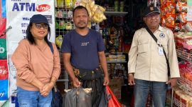 Tampak salah satu warga terdampak gempa Flores terbantu dengan kebijakan “Ambil Dulu, Bayar Kemudian” yang digagas Gubernur NTT Emanuel Melkiades Laka Lena.