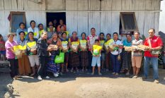 Ketua DPD PDI Perjuangan NTT Yunus Takandewa Serahkan Bantuan Beras dan Telur untuk Warga Terdampak Gempa di Ngada