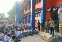 Aparat kepolisian Kupang Kota turun amankan tawuran antar pelajar di SMKN 3 Kupang.Foto: Humas Polres Kupang Kota 