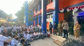 Aparat kepolisian Kupang Kota turun amankan tawuran antar pelajar di SMKN 3 Kupang.Foto: Humas Polres Kupang Kota 