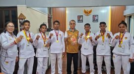 Para siswa SLBN Benpasi Peraih Medali dalam ajang PESONAS ketika bertemu Kadis Pendidikan dan Kebudayaan NTT, Ambrosius Kodo di dampingi Kepsek, Yustin Bitin Berek 