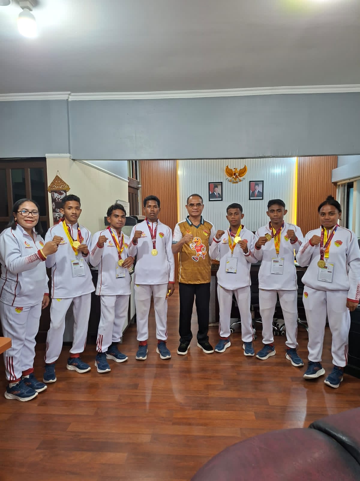 Para siswa SLBN Benpasi Peraih Medali dalam ajang PESONAS ketika bertemu Kadis Pendidikan dan Kebudayaan NTT, Ambrosius Kodo di dampingi Kepsek, Yustin Bitin Berek