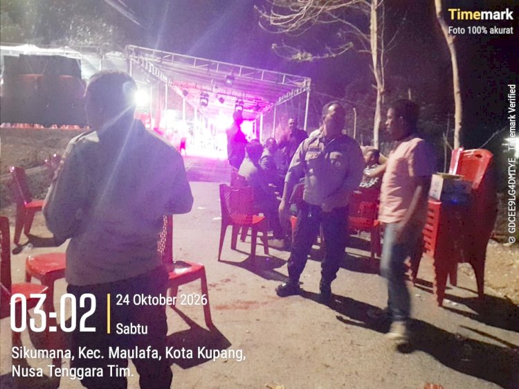 Aparat Polsek Maulafa, Polres Kupang Kota ketika melakukan penertiban dua tempat pesta yang menggangu ketertiban warga.Foto : David L